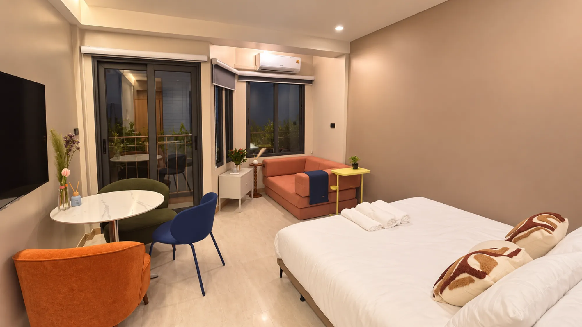 R4 Deluxe Balcony Room at CozyOnTop Ekkamai 42 — photo 1